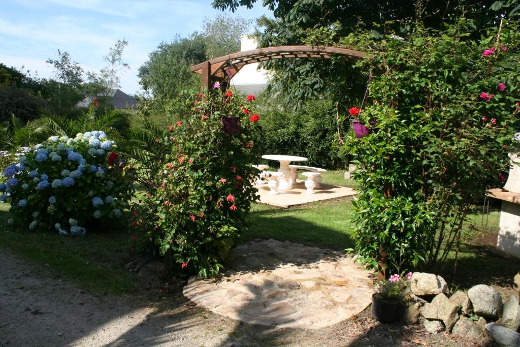 Um jardim em Chez Ren&eacute;e et Raynal B&amp;B