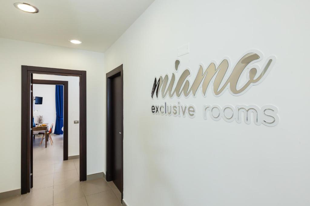 una señal para salas colectivas de mimo en un pasillo en Miamò Suite, en Castellammare di Stabia