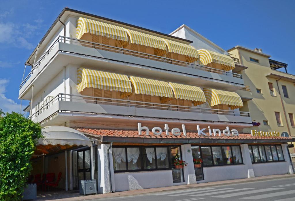 a hotel building with a hotel kilt at Hotel Kinda in Castiglione della Pescaia