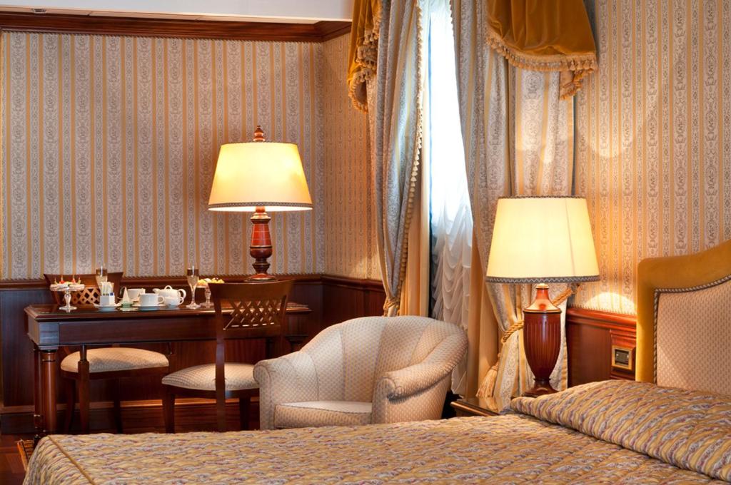 Een zitgedeelte bij Grand Hotel Dino