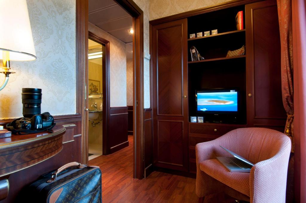 Een TV en/of entertainmentcenter bij Grand Hotel Dino
