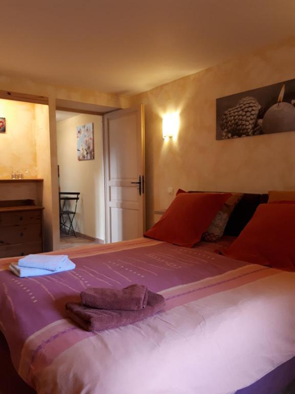 - une chambre avec un grand lit et des oreillers rouges dans l'établissement Serendipity Bed&Breakfast, à Saint-Dié-des-Vosges