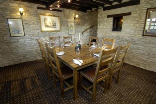 Restaurace v ubytování The Bird In Hand Inn, Witney