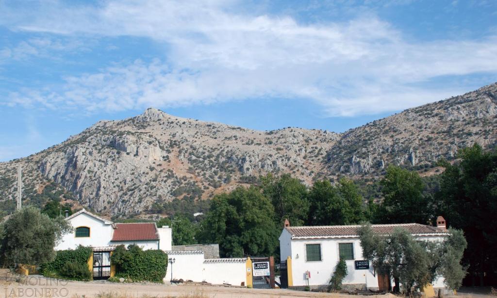 una casa frente a una montaña en Molino Jabonero, en Villanueva del Trabuco
