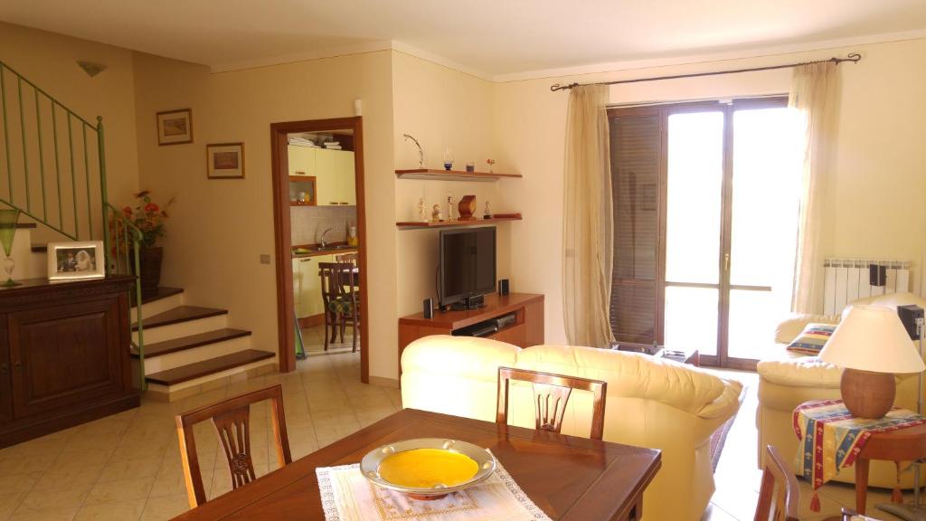 un soggiorno con divano e tavolo di Un Angolo di Paradiso a Spoleto
