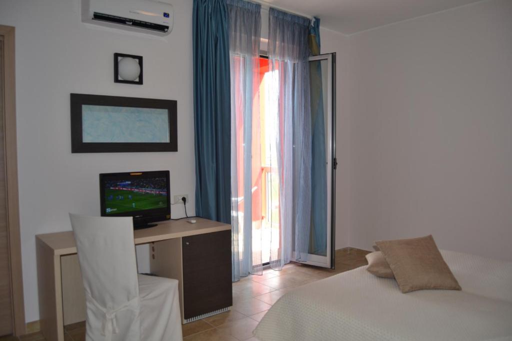 Televízia a/alebo spoločenská miestnosť v ubytovaní Hotel La Siesta