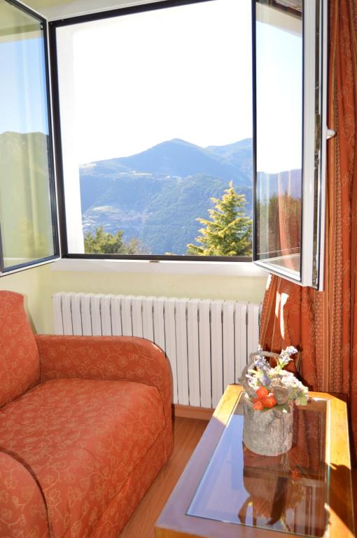 Nespecifikovaný výhled na hory nebo výhled na hory při pohledu z hotelu