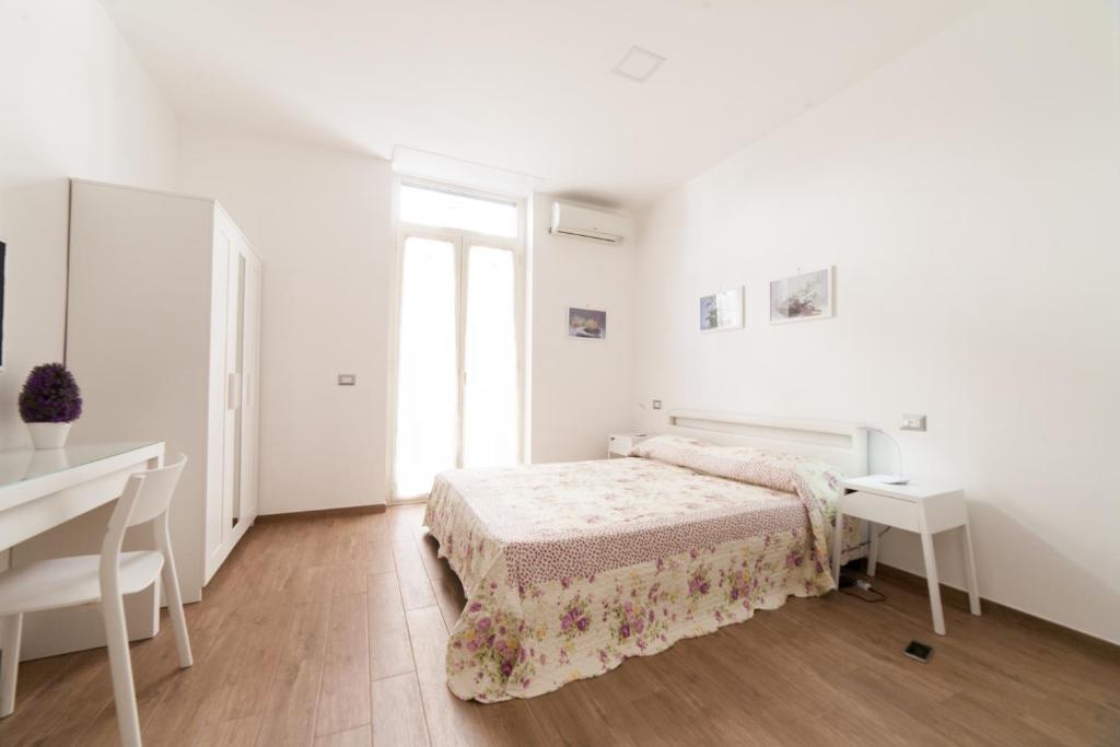 ナポリにあるトレド 116の白いベッドルーム(ベッド1台、デスク付)