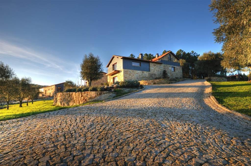 una calle adoquinada frente a una casa en Quinta do Medronheiro Hotel Rural, en Viseu