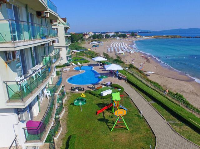 Blick auf den Strand mit Hotel und Resort in der Unterkunft Lozenetz Beach Apartments in Lozenets