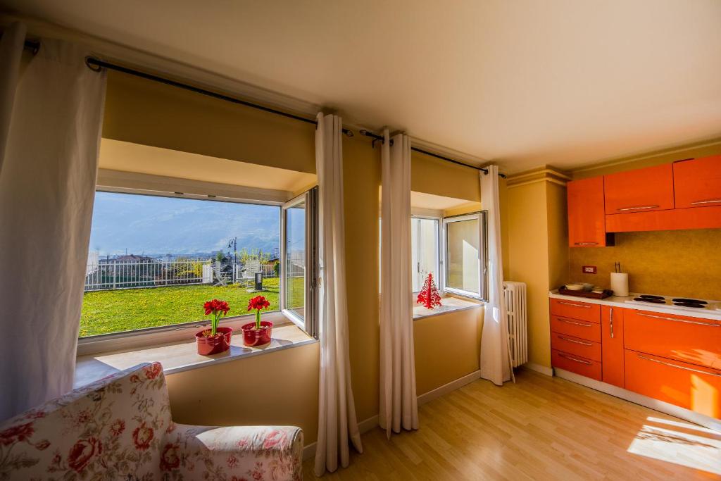 uma cozinha com uma janela, um sofá e um balcão em Edelweiss29 em Aosta