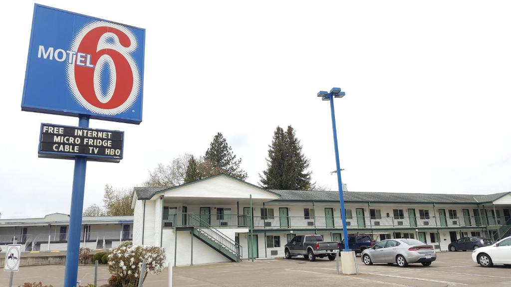 a motel sign in front of a parking lot at Motel 6 Albany, OR in Albany