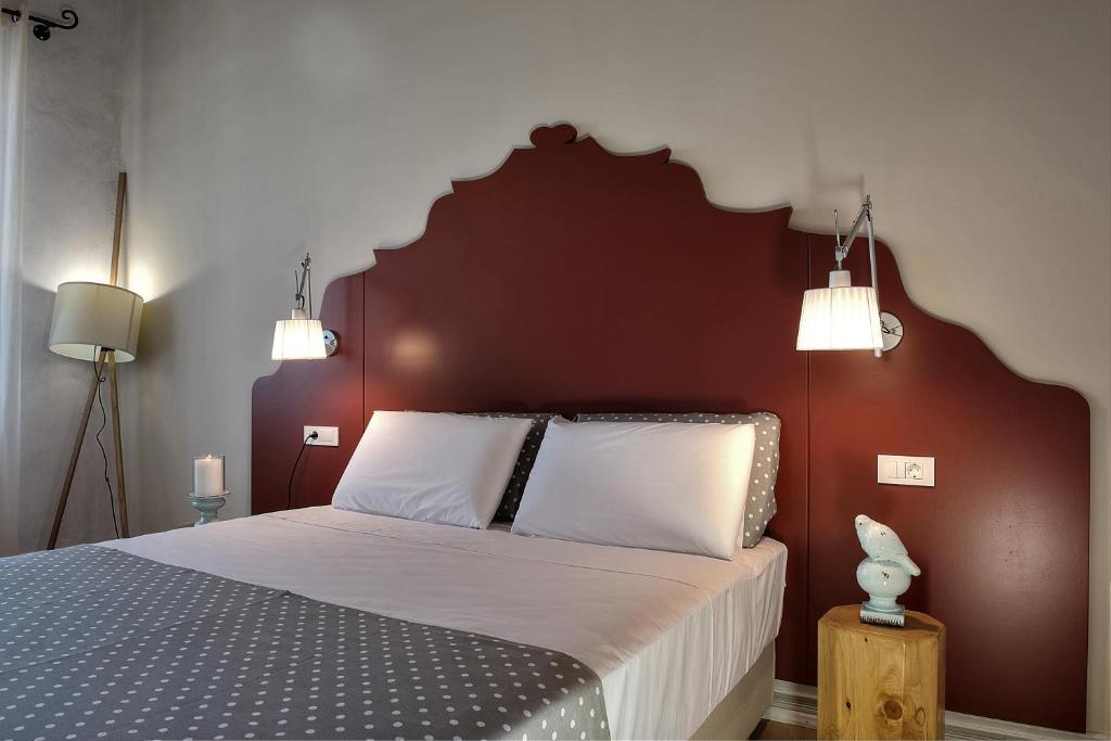 Postel nebo postele na pokoji v ubytování Elia Zampeliou Hotel