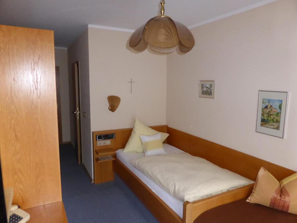 Postel nebo postele na pokoji v ubytování Hotel-Gasthof "Zum Bartl"
