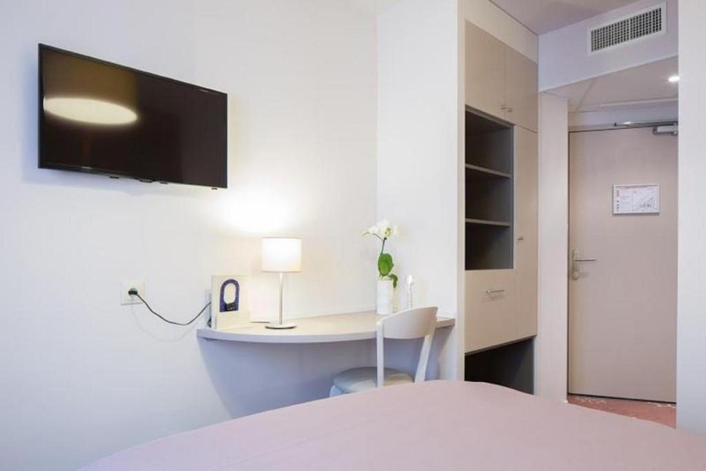 TV a/nebo společenská místnost v ubytování Hôtel Ours Blanc - Wilson