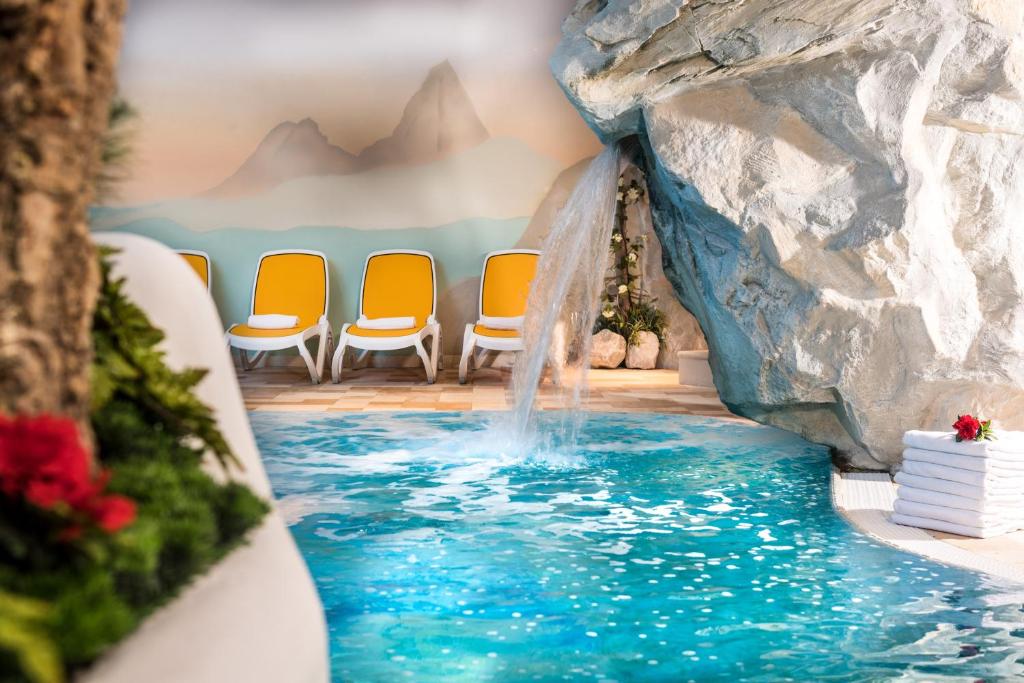 Bazén v ubytování Alpen Hotel Corona nebo v jeho okolí