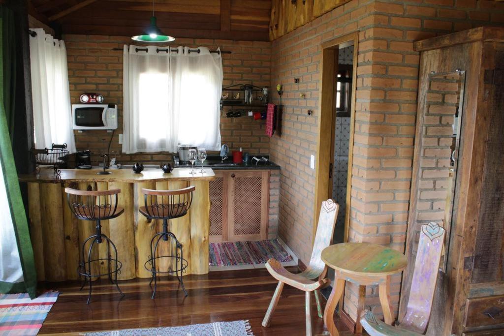 Kuchyň nebo kuchyňský kout v ubytování Chalés de Analuz