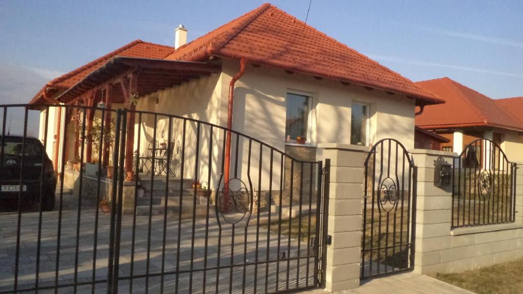 ein Haus mit einem Tor davor in der Unterkunft Molni in Balatonfůzfő