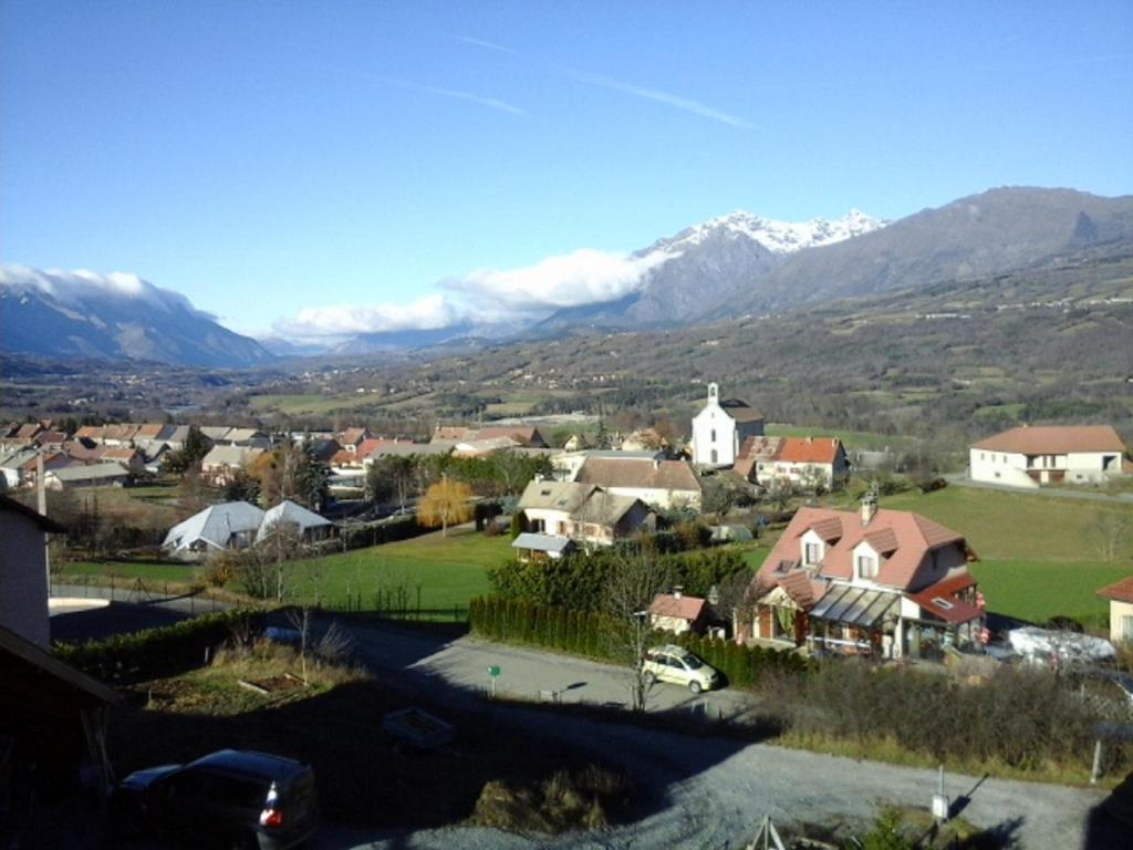 Saint-Laurent-du-CrosにあるLa Collinetteの山を背景にした小さな村