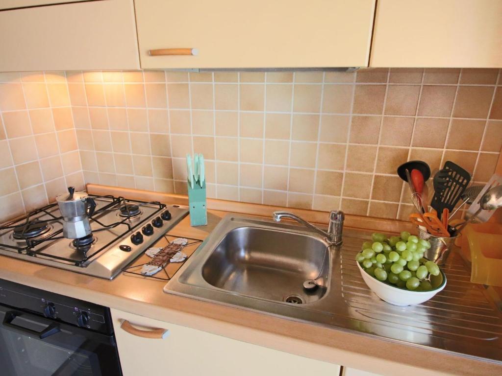 A kitchen or kitchenette at Tranquil Cottage Retreat in Todi, Umbria