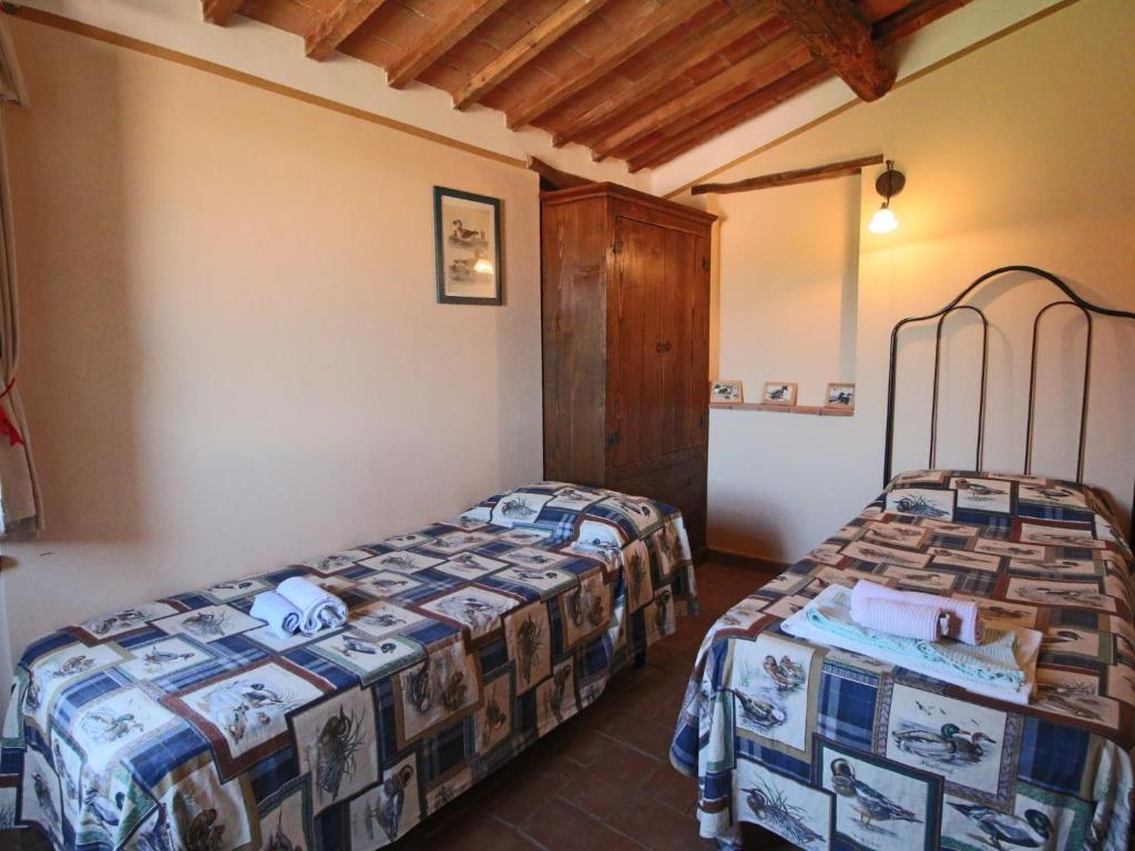 A bed or beds in a room at Tranquil Cottage Retreat in Todi, Umbria