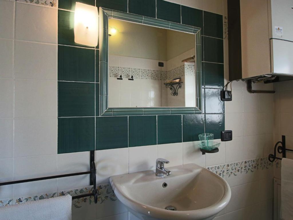 A bathroom at Tranquil Cottage Retreat in Todi, Umbria