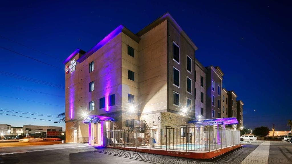 ein Gebäude mit lila Lichtern an der Seite in der Unterkunft Best Western Plus Gardena-Los Angeles Inn & Suites in Gardena