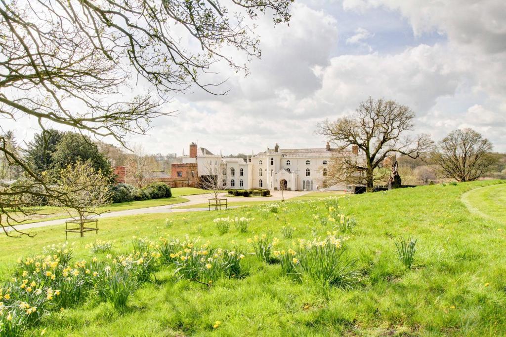 ein Blumenfeld vor einem Gebäude in der Unterkunft The North Wing - Combermere Abbey in Whitchurch