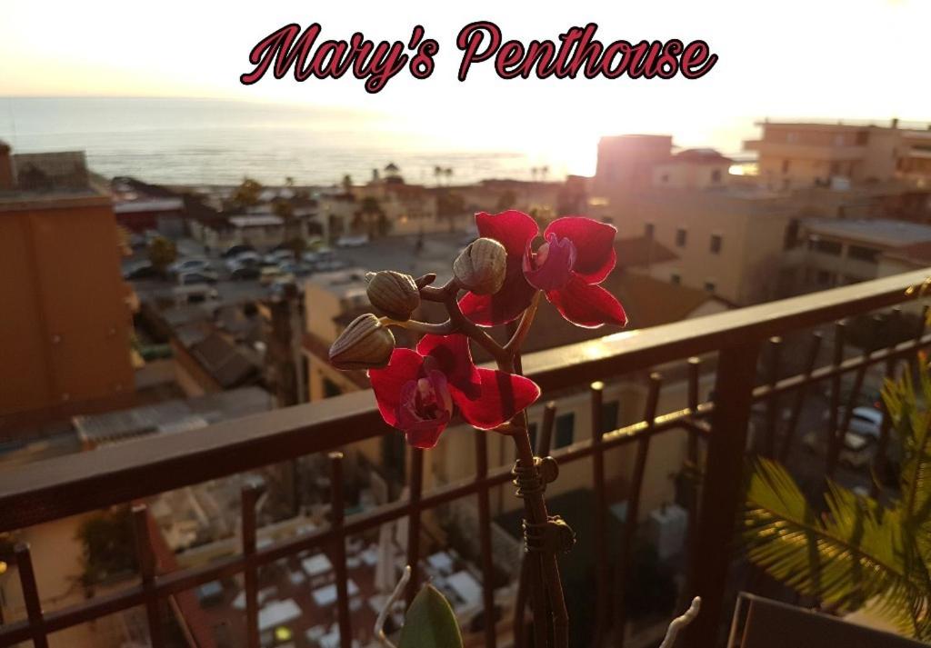 リド・ディ・オスティアにあるMary's Penthouseの市街の景色を望むバルコニー