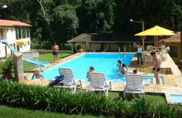 聖羅克的住宿－Abaete Pousada da Estancia，一群人坐在游泳池里