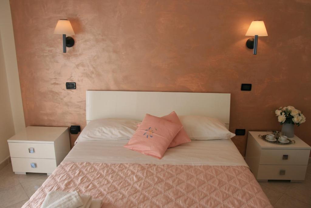 מיטה או מיטות בחדר ב-B&B Le Stanze del Sole