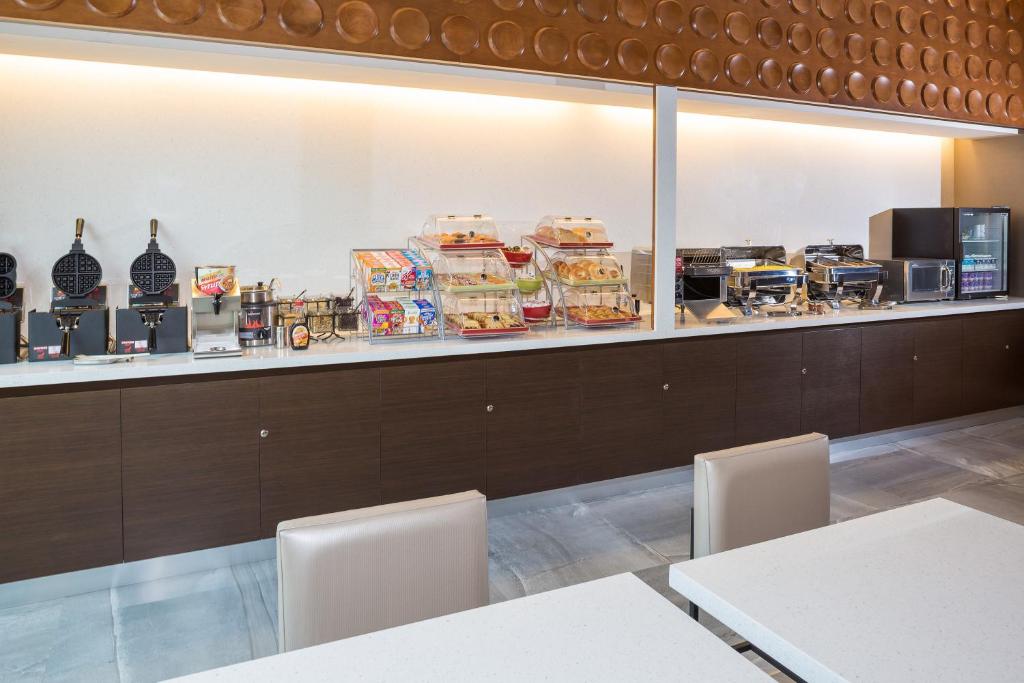 Wingate by Wyndham Miami Airport photo