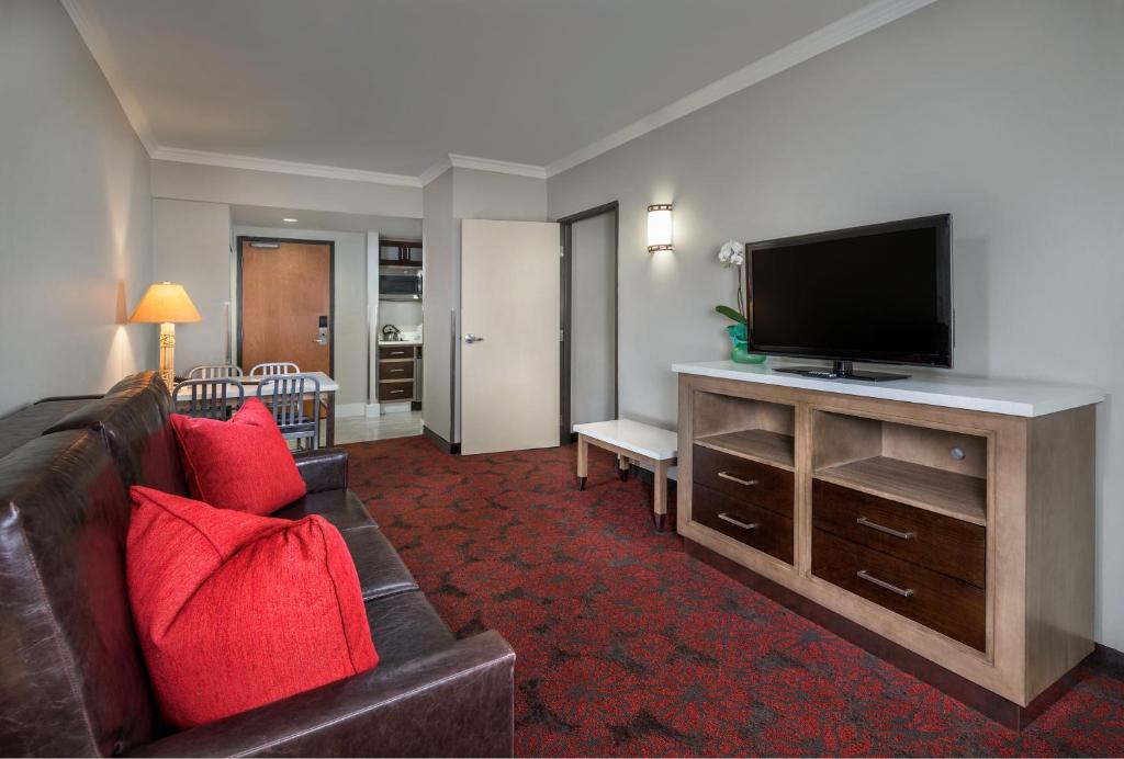Desert Palms Hotel & Suites Anaheim Resort photo