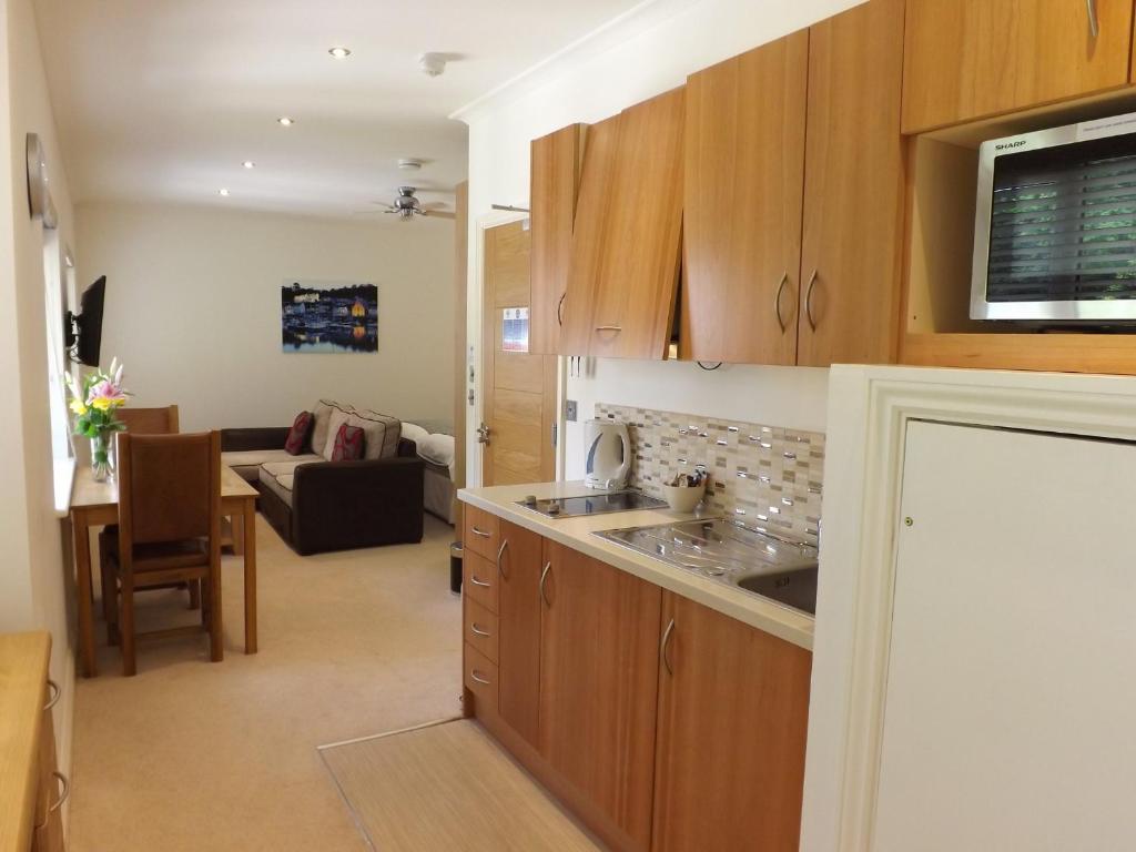 Kuchyň nebo kuchyňský kout v ubytování Porthole Suites