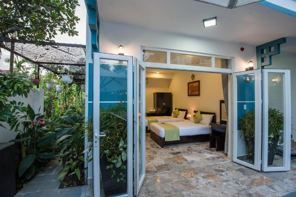 Postel nebo postele na pokoji v ubytování Lucky Leaf Hoian Villa