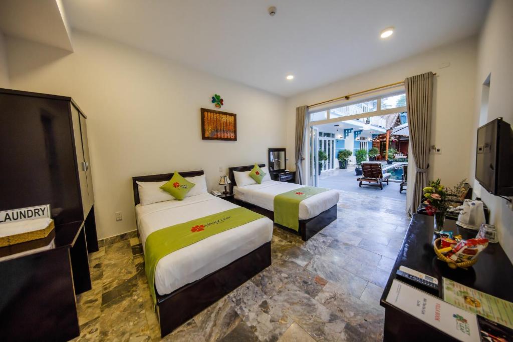Postel nebo postele na pokoji v ubytování Lucky Leaf Hoian Villa