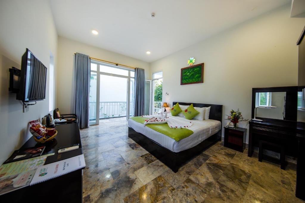 Postel nebo postele na pokoji v ubytování Lucky Leaf Hoian Villa