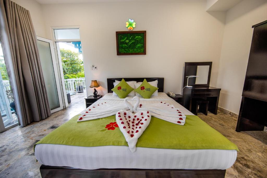 Postel nebo postele na pokoji v ubytování Lucky Leaf Hoian Villa