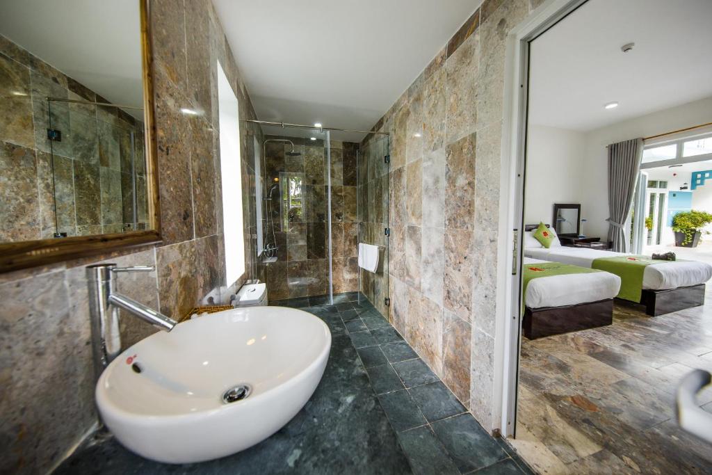 Phòng tắm tại Lucky Leaf Hoian Villa