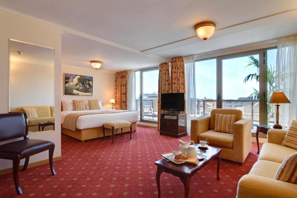 TV a/nebo společenská místnost v ubytování Titania Hotel