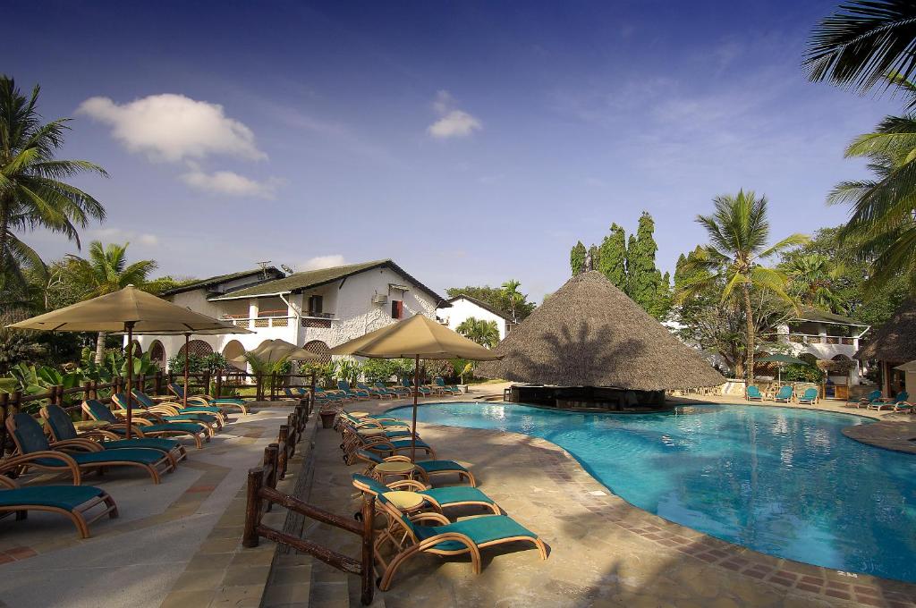 Bazén v ubytování Pinewood Beach Resort and Spa nebo v jeho okolí