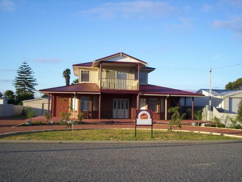 El edificio en el que está la casa vacacional