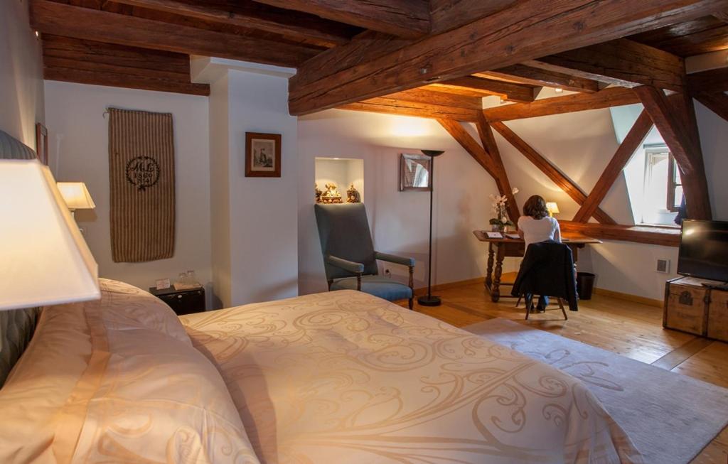 Postel nebo postele na pokoji v ubytování Hôtel & Spa Le Bouclier D'or