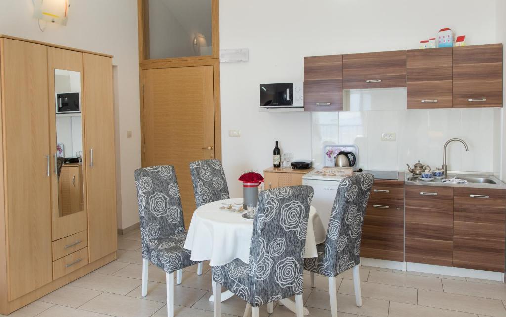 Kuchyň nebo kuchyňský kout v ubytování Apartments Inspiration