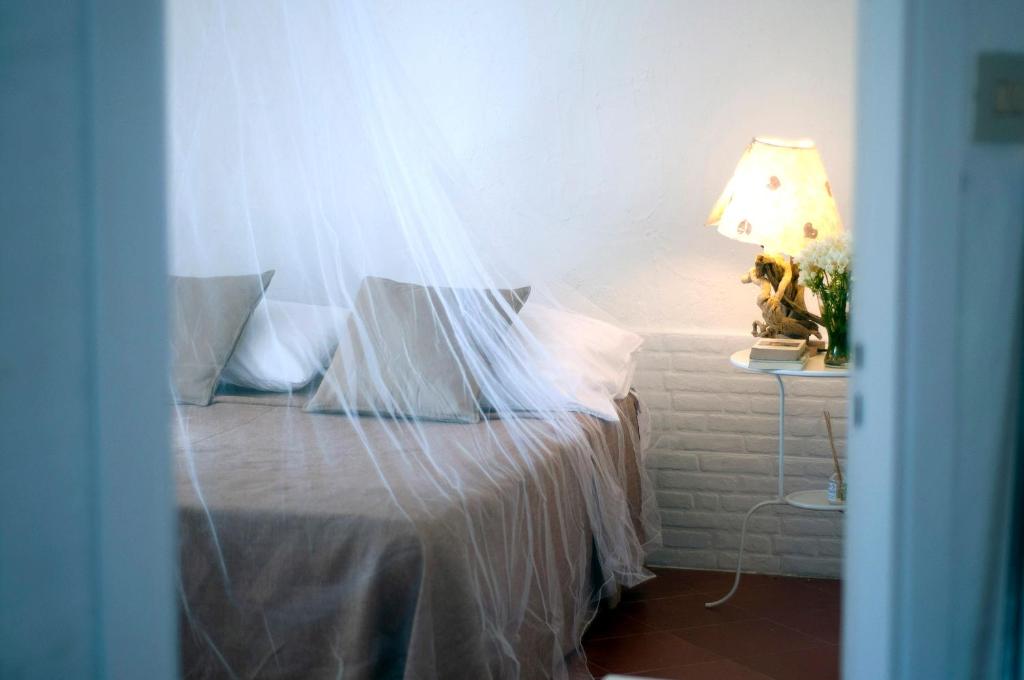 パレルモにあるAddumariのベッドルーム1室(テーブルの上にランプ付きのベッド1台付)