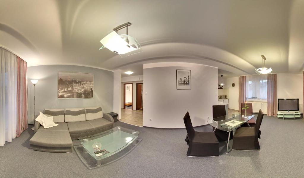 uma sala de estar com um sofá e uma mesa em Apartamenty Pod Telegrafem em Kielce