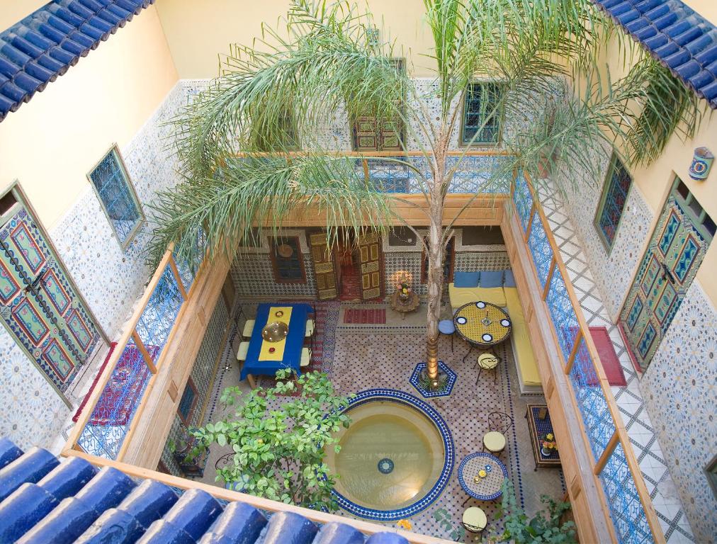 una vista aérea de una casa con una piscina y una palmera en Riad Zara Maison d'Hôtes, en Marrakech