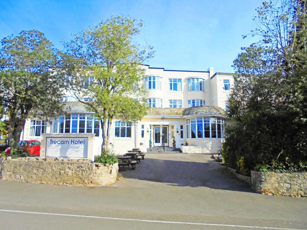 un gran edificio blanco con un cartel delante en Trecarn Hotel, en Torquay