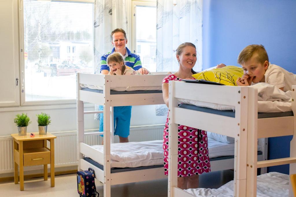 - un groupe d'enfants dans un lit superposé dans l'établissement Spa Hostel Kunnonpaikka, à Kuopio