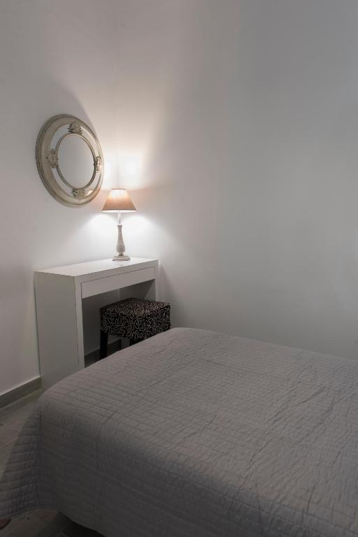 Postel nebo postele na pokoji v ubytování Rose Suites